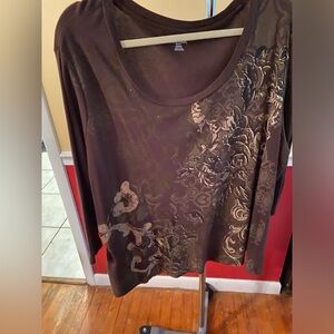 Very comfy T-shirt.  Ready to wear either with Jeans or slacks.